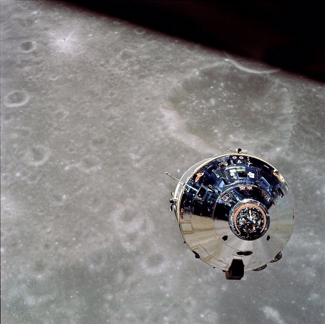 Vesoljsko misijo Apollo 10, zadnji test opreme pred zgodovinskim Apollom 11, ki je na Luno poslal prvo človeško posadko, je zaznamoval smrdljiv incident. V kapsuli (na fotografiji) s tremi astronavti se je namreč znašel in začel lebdeti človeški iztrebek neznanega izvora - nihče od članov posadke namreč ni želel priznati, da je kriv zanj. Takšen tujek v kabini vesoljskega plovila ni zaželen, ker lahko ogrozi delovanje instrumentov.  | Foto: Reuters