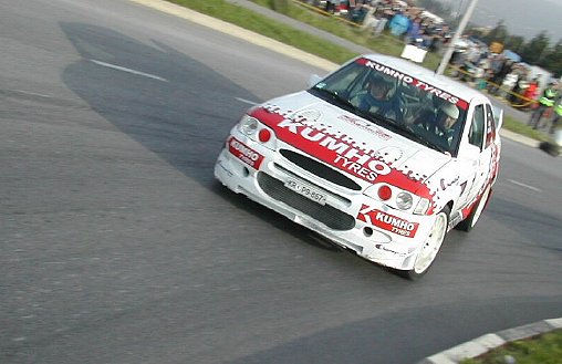 Ford escort WRC na slovenskih relijih pred 14 leti. Vozila sta ga TomažJemc in sovoznik Matjaž Korošak. Ford ima skupno 32 posamičnih zmag na relijijh v Sloveniji, Mitsubishi 30 in Subaru 27. | Foto: 
