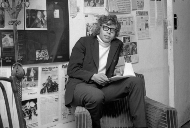 Prvo pravo podjetje, uredništvo revije Student, je Branson s prijatelji ustanovil pri šestnajstih letih. Publikacija še zdaleč ni bila tipično mladinsko glasilo, med drugim je Bransonu uspelo intervjuvati legendarna Johna Lennona in Micka Jaggerja, pevca skupin The Beatles in Rolling Stones, ter enega svojih nepolnoletnih novinarjev leta 1968 poslati v središče vojne vihre v Vietnam. A od prodaje revije Student se ni dalo dobro živeti in Branson je začel iskati druge poslovne priložnosti. | Foto: 