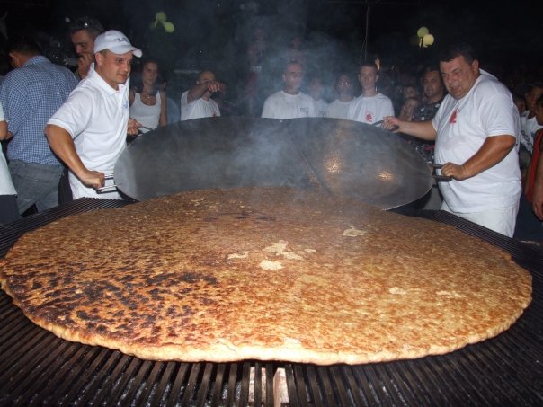 Največja atrakcija tradicionalne roštiljijade v Leskovcu je vsako leto podiranje Guinnessovega rekorda v peki največje pleskavice. | Foto: serbia.com