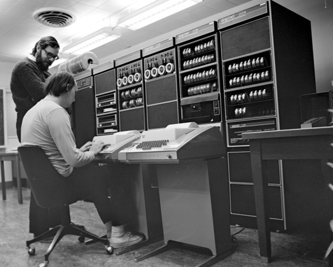 Dennis Ritchie (levo) in Ken Thompson (sedi) med delom v raziskovalnem centru Bell Labs. | Foto: 