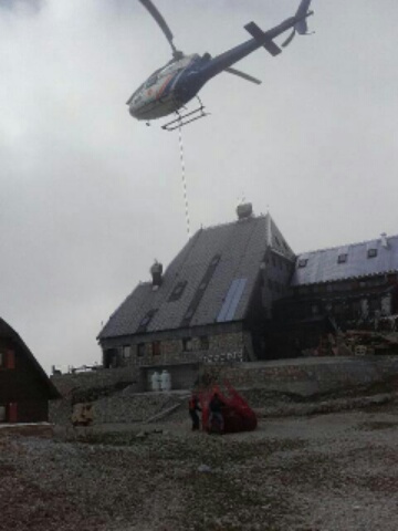 Dom na Kredarici je odvisen od helikopterske dostave. Ta jim vsake 14 dni pripelje okrog šest ton in pol tovora. Fotografija je povsem sveža. (Foto: Herman Uranič). | Foto: A. T. K.