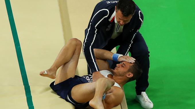 26-letnemu francoskemu telovadcu Samirju Ait Saidu so se po grozljivem seskoku v kvalifikacijah na preskoku razblinile sanje o vrhunski olimpijski uvrstitvi. 

26-letni francoski telovadec Samir Ait Said | Foto: Getty Images
