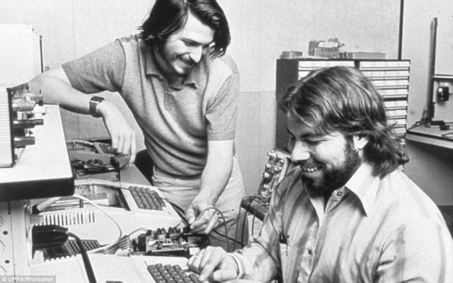 Steve Jobs (levo) in Steve Wozniak (desno) sta v Apple II, enega prvih priljubljenih in nasploh najpomembnejših Applovih izdelkov vseh časov, vgradila prav procesor MOS 6502.  | Foto: 