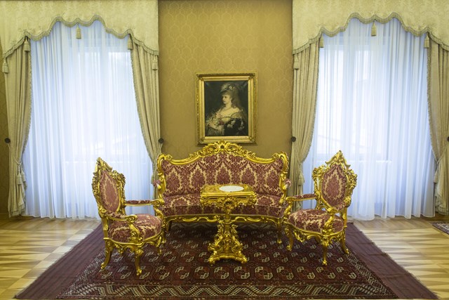 V razkošnem zlatem salonu je Tito sprejemal svoje visoke goste. Kaj vse je mogoče videti v gradu Brdo?  | Foto: Matej Leskovšek