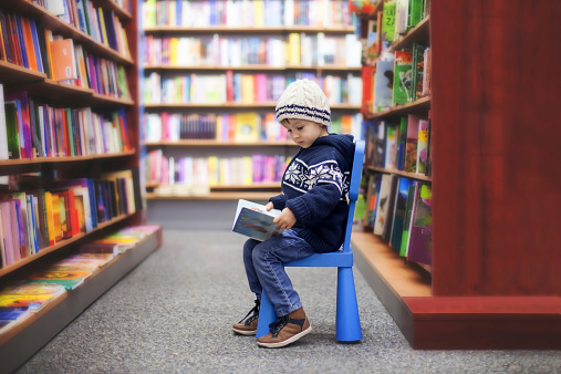 Otroci bi morali prebirati tudi poučne knjige, saj vzbujajo empatijo, spodbujajo kritično misel in razmišljanje in otrokom širijo obzorja. | Foto: Thinkstock