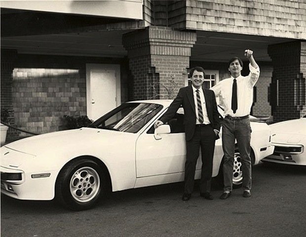 Jobs je bil med letoma 1985 in 1997 direktor podjetja NeXT. Iz Appla ga je namreč izrinila uprava, zato je ustanovil svoje podjetje. Takrat je bil že multimilijonar, a to ga ni ustavilo, da pred vlagatelji, ki so izkazali zanimanje za NeXT, ne bi zaigral reveža. V prvi polovici 90. let prejšnjega stoletja je v garaži svojega podjetja NeXT skril svoj avtomobil znamke Porsche in nekaj sodelavcem svetoval, naj s svojimi dragimi vozili storijo isto. "Prihaja pomemben vlagatelj. Nočem, da misli, da imamo denar." Na fotografiji je Jobs sicer v družbi Porscheja 944, cenejšega modela, ki ga je Steve nekoč oklical za "Porscheja, ki ga vozijo zobozdravniki". | Foto: 
