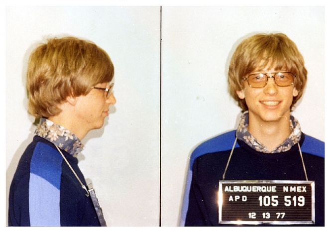 Za Billa Gatesa so večkrat dejali, da je v mladosti vozil kot manijak. Ko je bil star 22 let, so ga zaradi kršenja prometnih predpisov tudi aretirali. To je njegova slavna fotografija s policijske postaje v mestu Albuquerque, nastala je 13. decembra 1977.  | Foto: Thomas Hilmes/Wikimedia Commons