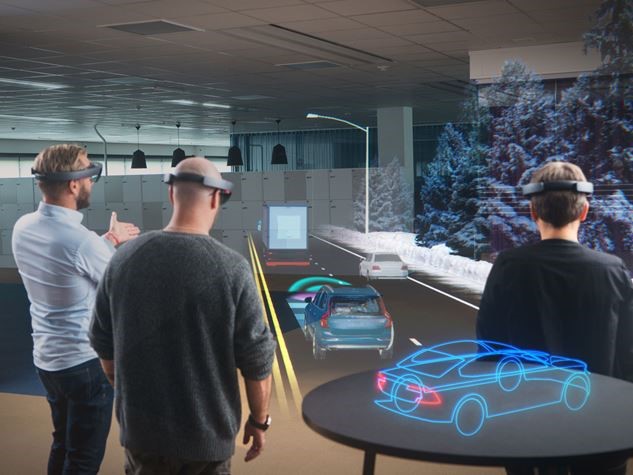 HoloLens v središče doživetja postavlja ljudi in tako omogoča bolj neposreden stik s kupci. | Foto: Volvo