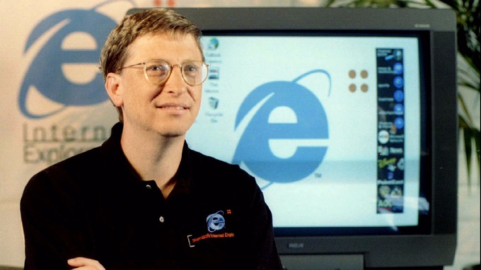 Microsoft na varnostnem področju pritiska tudi zato, ker Internet Explorer, njegov prejšnji brskalnik (na fotografiji v "družbi" Billa Gatesa, ustanovitelja Microsofta), ni veljal za najbolj neprebojnega. Varnostne luknje je Microsoft krpal skoraj vsak mesec.  | Foto: Reuters