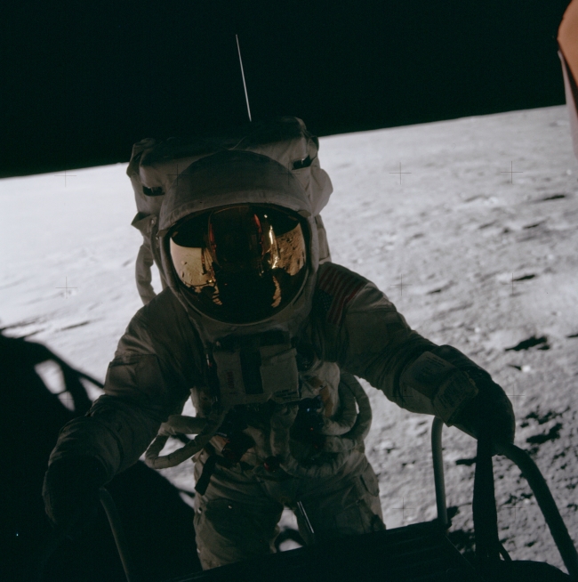 Pete Conrad je ob prvem stiku z Luninim površjem izjavil tudi: "Uf, tole je pa mehko!" | Foto: NASA