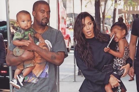 Kim in Kanye imata skupaj enoletnoga Sainta in triletno North. | Foto: Instagram/Getty Images