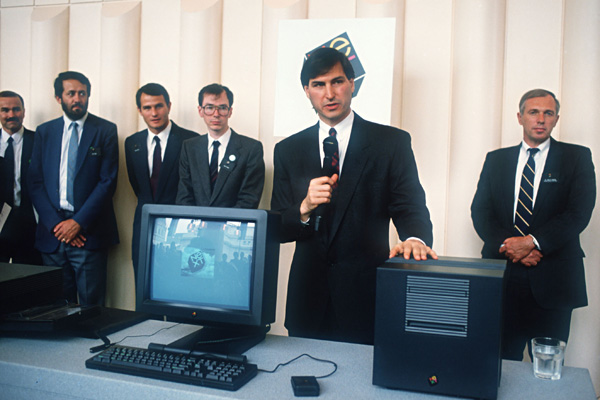 Steve Jobs na predstavitvi osebnega računalnika NeXT. | Foto: 
