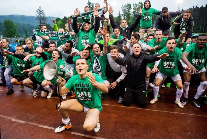 Veselje nogometašev po zmagi v Velenju, s katero so si zagotovili naslov državnega prvaka. | Foto: Vid Ponikvar