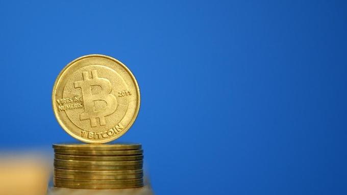 Bitcoin je vodilna digitalna valuta. Tržna kapitalizacija bitcoina oziroma skupna vrednost vseh bitcoinov v obtoku trenutno znaša 26,9 milijarde evrov (vir: coinmarketcap.com). | Foto: Reuters