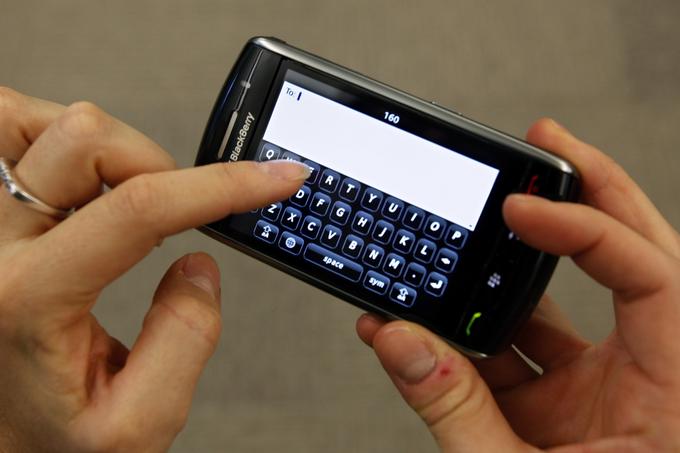 Leta 2008 je prodaja telefonov BlackBerry s polno tipkovnico padala, večinoma so nove kupovali le še poslovni uporabniki. BlackBerry (takrat je bilo ime podjetja še RIM, Research in Motion) se je zato odločil vstopiti v tekmo z Applom, ki je bil takrat že pred izdajo svojega drugega telefona iPhone. Poraženec je bil znan že vnaprej, BlackBerry pa je zaostal za pričakovanji uporabnikov, saj je izdal res katastrofalen telefon Storm. Programska oprema je bila zastarela, delovanje počasno, povrhu vsega pa je imel telefon zelo slabo odziven zaslon. Časovni razmik med pritiskom nanj in dejansko izvedbo ukaza je bil tolikšen, da je BlackBerry v prvem letu po izidu Storma za popravila zapravil okrog pol milijarde dolarjev. Na servis je bil zaradi zaslona poslan praktično vsak od milijona prodanih telefonov Storm. | Foto: Reuters
