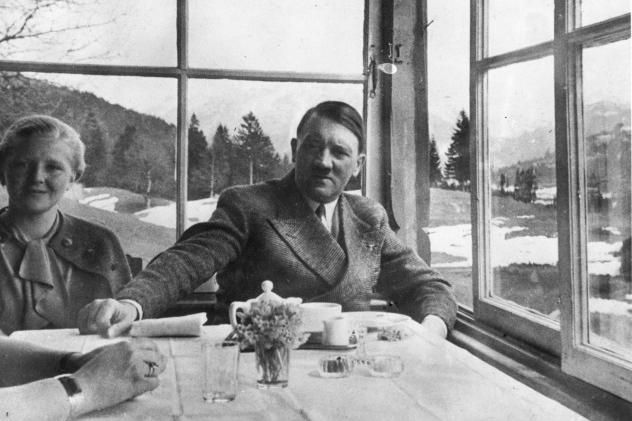 O Babi Vangi na spletu in v nekaterih medijih najdemo številne že na prvi pogled za lase privlečene zgodbe. Na primer zgodbo o tem, da jo je leta 1941 obiskal sam nemški führer Adolf Hitler in da mu je odsvetovala napad na Sovjetsko zvezo. | Foto: Getty Images