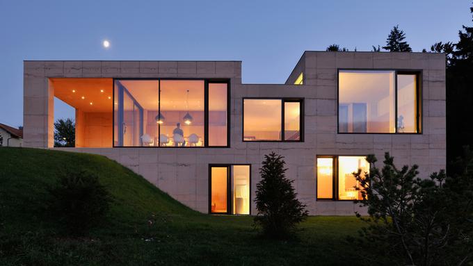 Za evropsko nagrado za sodobno arhitekturo je bilo nominiranih tudi deset slovenskih projektov, med temi dva projekta letošnjih Prešenovih nagrajencev, Arhitekture Krušec. Na fotografiji Hiša na Golem. | Foto: Miran Kambič