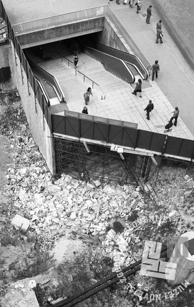 Podhod Ajdovščina so začeli graditi leta 1976. Med dolgim nastajanjem je povzročal nezadovoljstvo, saj so ga spremljali zapleti, večkrat pa je tudi ohromil promet. Zaznamovale so ga tudi pogoste težave z delovanjem tekočih stopnic.  | Foto: Svetozar Guček, hrani: MNZS