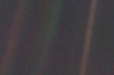 Ko je Voyager 1 posnel to fotografijo, je bil od "modre pike" oddaljen 5,95 milijarde kilometrov. Zemlja je tisti svetel madež v čisto desnem sončnem žarku.  | Foto: Thomas Hilmes/Wikimedia Commons