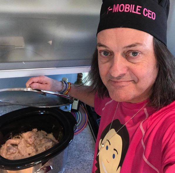 Zakaj potrebuje počasni kuhalnik? Zato ker John Legere na svojem profilu na Facebooku vsak teden v živo vodi oddajo Nedeljsko kuhanje s počasnim kuhalnikom. Med oddajo pripravi hiter obrok in odgovarja na vprašanja gledalcev.  | Foto: John Legere Instagram