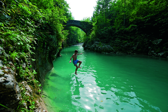 Reka Nadiža je poleti med plavalci izjemno priljubljena, saj je kar nekaj stopinj toplejša od Soče. | Foto: Srdjan Živulović, vir: www.slovenia.info