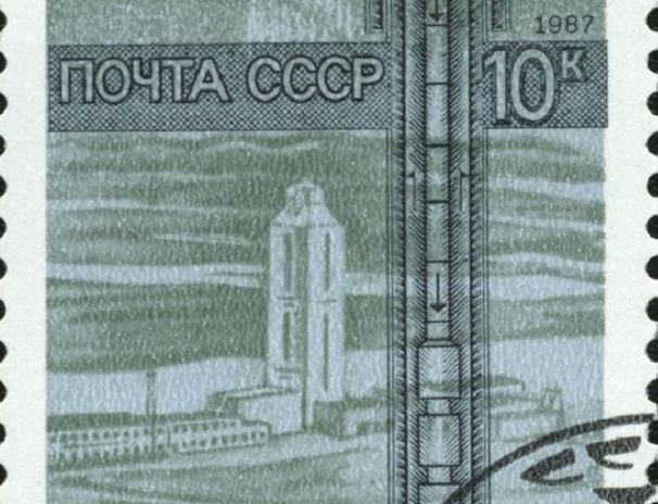 Supergloboka vrtina na polotoku Kola se je leta 1987 znašla tudi na eni od sovjetskih poštnih znamk. | Foto: Thomas Hilmes/Wikimedia Commons