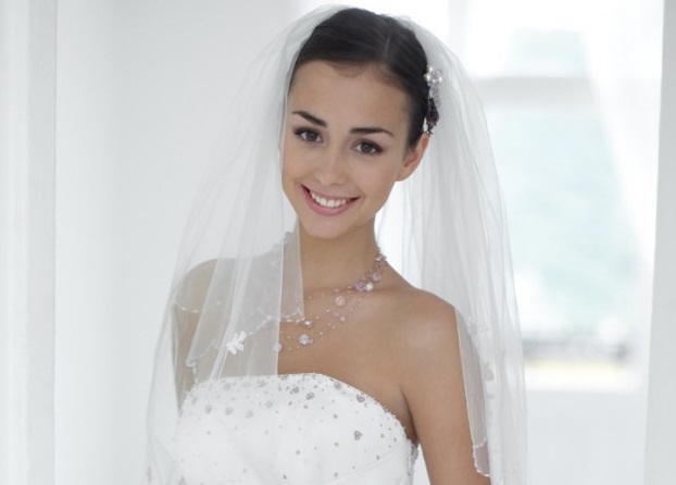 Poročne obleke si neveste še vedno največkrat izposodijo. | Foto: 