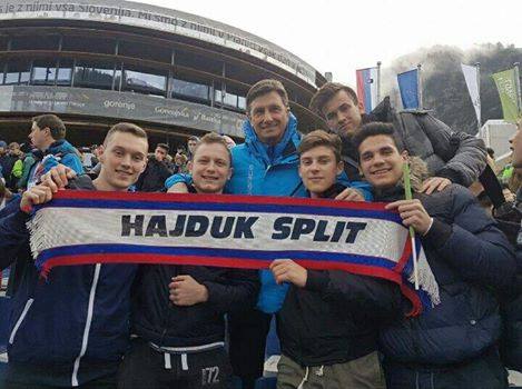 Mladi navijači Hajduka so v Planici zaprosili predsednika Slovenije za spominsko fotografijo. | Foto: Facebook