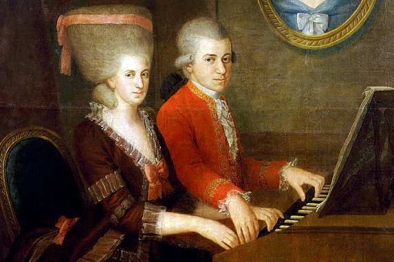 Glasbeni zgodovinarji pravijo, da je bila vsaj tako dobra glasbenica in skladateljica kot njen slavni brat Wolfgang Amadeus Mozart (desno). Ko sta skupaj nastopala kot otroka, so ji kritiki pogosto namenili glasnejše pohvale kot bratu. A ko je bila Maria Anna (levo) dovolj stara za ženitev, ji je oče Leopold prepovedal nadaljnje ukvarjanje z glasbo. Sestra slavnejšega od Mozartov je na očetovo mnenje dala ogromno, več kot brat, zato ga je ubogala. Poročila se je pri 32 letih in imela tri otroke. | Foto: Thomas Hilmes/Wikimedia Commons