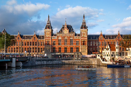 Amsterdamsko železniško postajo so za javnost odprli leta 1889 in je delo nizozemskega arhitektekta Pierrea Cuypersa. Velja za največjo postajo v Evropski uniji, ki na dan sprejme več kot 260 tisoč potnikov. | Foto: 