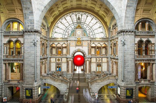 Antwerpenski železniški postaji pravijo tudi železniška katedrala. Po načrtih Louisa Delacenserieja je bila zgrajena med letoma 1895 in 1905. Z veliko okrasnega železa in stekla je dolga 188 ter visoka 44 metrov. | Foto: Getty Images