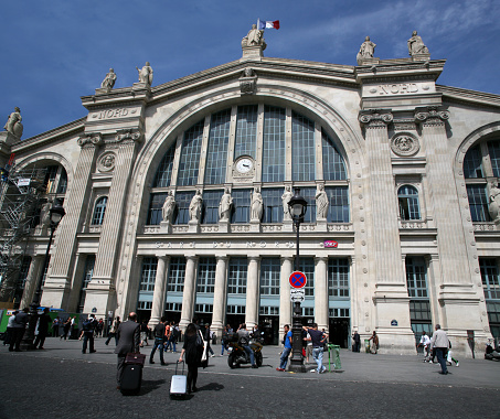 Pariško železniško postajo Gare du Nord, ki velja za eno najstarejših na svetu, so odprli leta 1864. Pročelje stavbe je oblikovano z velikim lokom, na njej pa stoji 23 ženskih kipov.
 | Foto: Getty Images