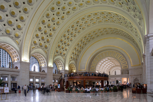 Postaja arhitekta Daniela H. Burnhama je bila končana leta 1907. Zasnovo osrednje dvorane iz marmorja, zlatih lističev in mahagonija je navdihnila klasična arhitektura. | Foto: Getty Images