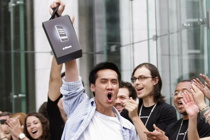 New York, 29. junij 2007. Takole je praznoval eden od prvih ljudi v zgodovini, ki so kupili pametni telefon iPhone. | Foto: Reuters
