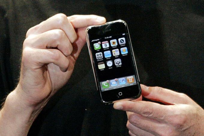 Steve Jobs javnosti prvič predstavlja Applovega debitanta na trgu mobilne telefonije, 9. januar 2007. | Foto: Reuters
