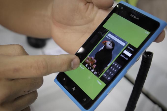 Nokia Lumia - telefon iz obdobja, ko je Nokijin oddelek za mobilno telefonijo pristal v rokah Microsofta, ki je nekdanjega finskega paradnega konja pripeljal do klavrnega konca. Ali bo Nokii uspela vrnitev na pota stare slave? | Foto: Reuters