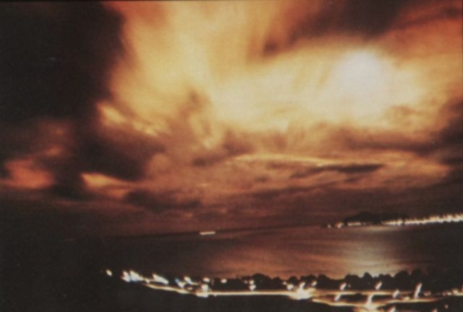 Devetega julija 1962 je bilo mogoče na vsem severnem Tihem oceanu opazovati najmogočnejši in tudi najbolj smrtonosen ognjemet vseh časov. Tole je prizor s Havajev, ki so od otoka, nad katerim je eksplodirala atomska bomba, oddaljeni skoraj 1.500 kilometrov. | Foto: Thomas Hilmes/Wikimedia Commons