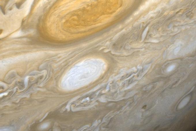 Leta 1979 sta Jupiter obiskali plovili Voyager 1 in Voyager 2 ter odkrili, da ima planet sistem obročev. Podrobneje sta raziskali tudi njegovo veliko rdečo pego (na fotografiji zgoraj), gigantski vihar na površini planeta, in nas naučili več o njegovih štirih največjih lunah, Ganimedu, Evropi, Io in Kalistu. | Foto: NASA