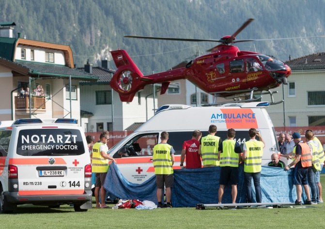 Po nesrečnem dogodku so nemudoma prekinili tekmo in na pomoč poklicali tudi helikopter. | Foto: Getty Images