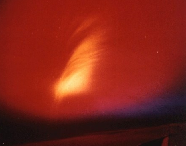 Silovita eksplozija atomske bombe nad Tihim oceanom je botrovala tudi nastanku umetnih auror. Čeprav so to najprej zanikali, se je izkazalo, da so jih znanstveniki pričakovali, saj je to nekdo izdal lastnikom hotelov na Havajih, ki so ob eksploziji na strehah organizirali "atomske" zabave. Tole je (slaba) fotografija umetne aurore. | Foto: Thomas Hilmes/Wikimedia Commons