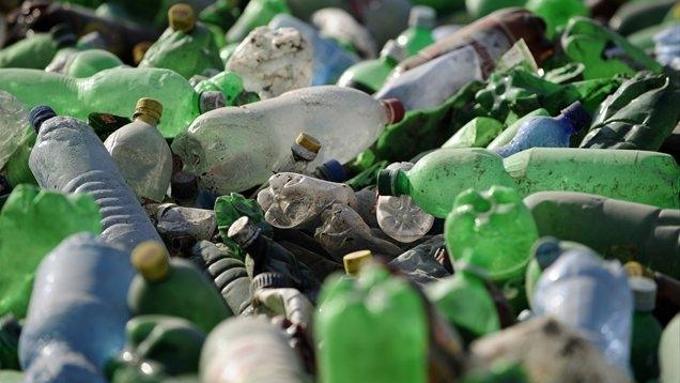Pitje vode iz plastenk ima lahko škodljive posledice za zdravje in okolje. Z uporabo pitnikov lahko prispevamo tudi k zmanjševanju odpadne embalaže. | Foto: Reuters