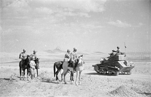 Srečanje sovjetskih vojakov in britanskega tanka v Iranu. | Foto: commons.wikimedia.org