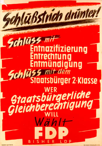 Predvolilni plakat FDP iz leta 1949, na katerem so zahtevali konec denacifikacije Nemcev oziroma konec denacifikacijskih postopkov (ti postopki so bili nekakšna lustracija nekdanjih nacistov, s katerimi naj bi iz nemške družbe odstranili nacistični vpliv). | Foto: commons.wikimedia.org