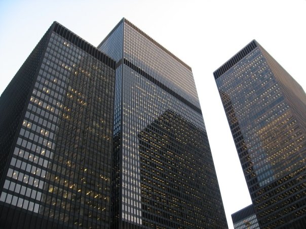 1993: Kanadski odvetnik Garry Hoy je obiskovalcem kompleksa nebotičnikov Toronto-Dominion (na fotografiji) poskusil pokazati, da so okna pisarn, ki so si jih ogledovali, nezlomljiva. Kot že mnogokrat prej se je pognal proti oknu in se vrgel vanj. Tudi tokrat se ni razbilo, je pa skočilo iz okvirja. Hoy je skupaj z oknom padel 24 nadstropij globoko in se ubil. | Foto: Thomas Hilmes/Wikimedia Commons
