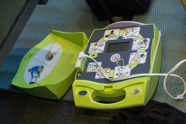 Defibrilator je preprost za uporabo in lahko reši življenje. | Foto: Getty Images