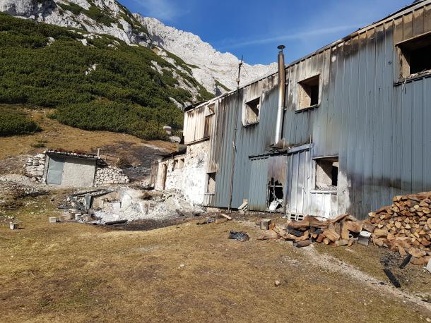 Od priljubljenega Kocbekovega doma na Korošici so ostale samo stene in pogorišče.
 | Foto: 