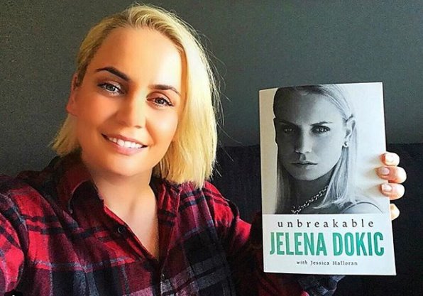 Jelena Dokić je ponosna na svojo knjigo. | Foto: Instagram/Getty Images