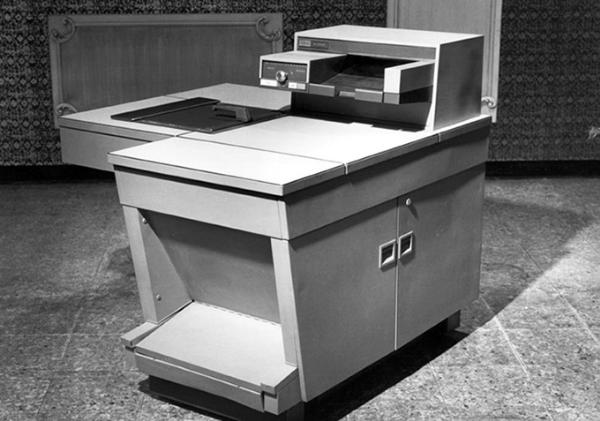 Xerox 914, oče sodobnega fotokopiranja in začetnik popularizacije tako imenovanega "xerografskega" fotokopiranja, to je suhega tiska brez uporabe tekočih kemikalij, ki se še danes uporablja v veliki večini fotokopirnih strojev.  | Foto: Thomas Hilmes/Wikimedia Commons
