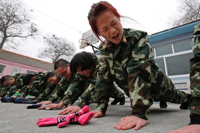 V južnokorejskih centrih za odvajanje od zasvojenosti z računalniškimi igrami sicer še zdaleč niso tako strogi kot v nekaterih podobnih inštitucijah na Kitajskem, kjer je pogosto telesno kaznovanje in celo smrti. Kliknite fotografijo za zgodbo.  | Foto: Reuters